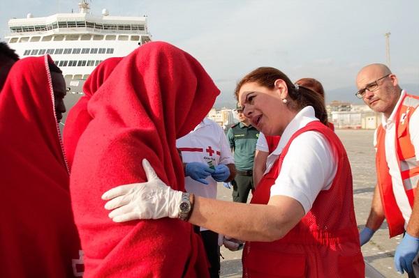 Una voluntaria de Cruz Roja atiende a una de las personas rescatadas este domingo.