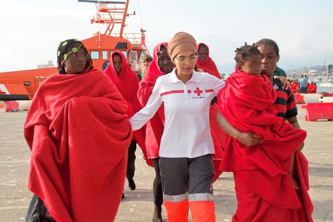 Una voluntaria de Cruz Roja atiende a algunas de las mujeres y menores rescatadas.