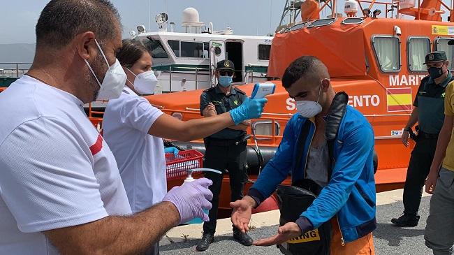 Personal de Cruz Roja atiende a los migrantes tras su llegada al puerto.