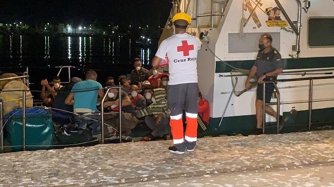 Llegada de la patrullera de la Guardia Civil con los migrantes rescatados.