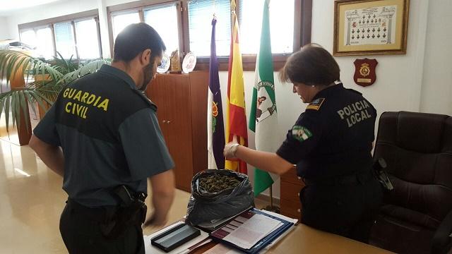 En Loja, junto a la Policía Local se ha intervenido más de un kilo de marihuana.