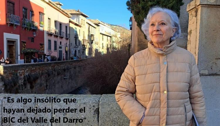 Lola Boloix, al inicio de la Carrera del Darro, en Plaza Nueva. 