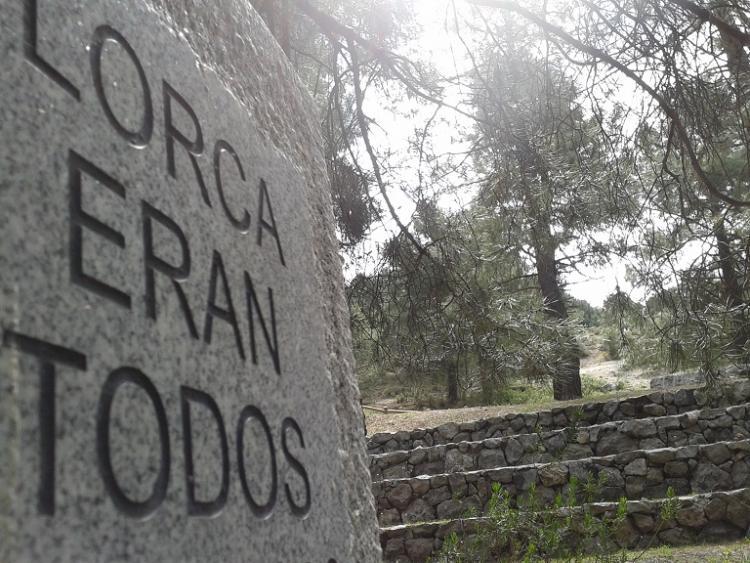 Monolito en homenaje a las víctimas del franquismo en el Barranco de Víznar.