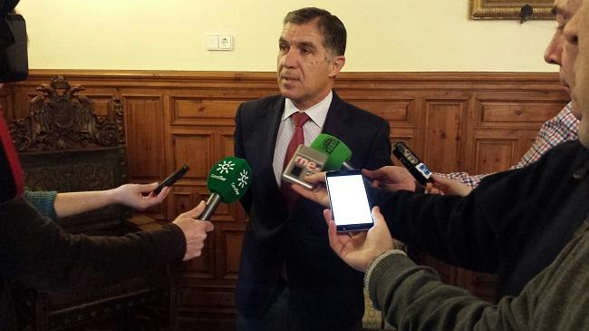 Lorenzo del Río atiende a los periodistas. Lorenzo del Río atiende a los periodistas.