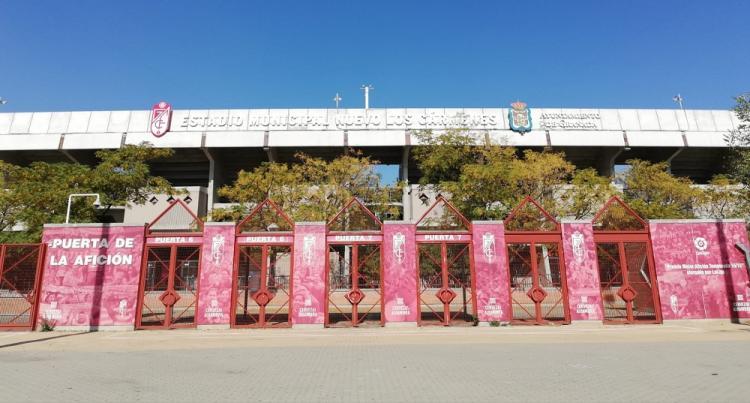 Imagen de puertas de acceso al Estadio de los Cármenes.