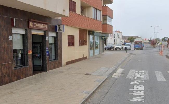 Despacho que ha repartido el premio, en un estanco de la Avenida de las Palmeras. 