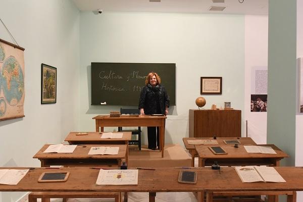 Fátima Gómez durante su visita a la exposición.