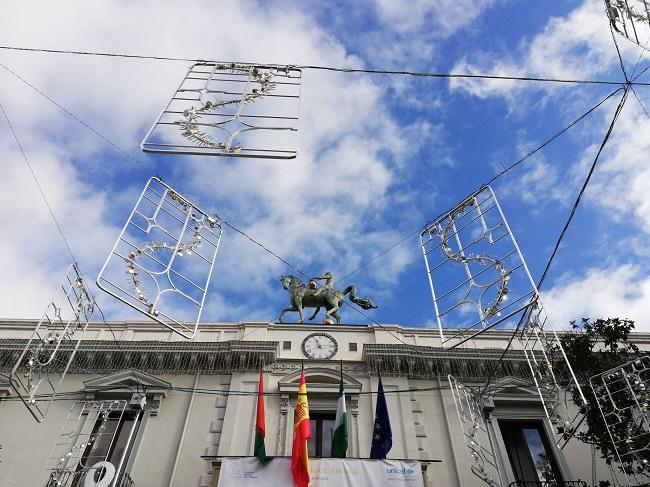 Luces navideñas instaladas en la Plaza del Carmen, que recupera el espectáculo de luz y sonido.