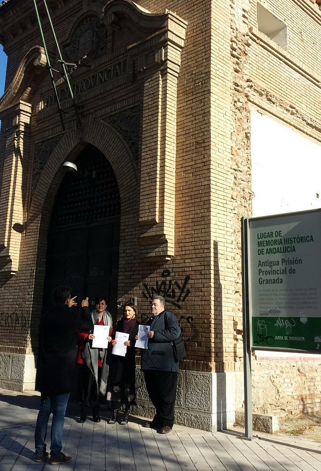 Los socialistas han presentado la moción junto a la antigua prisión provincial.