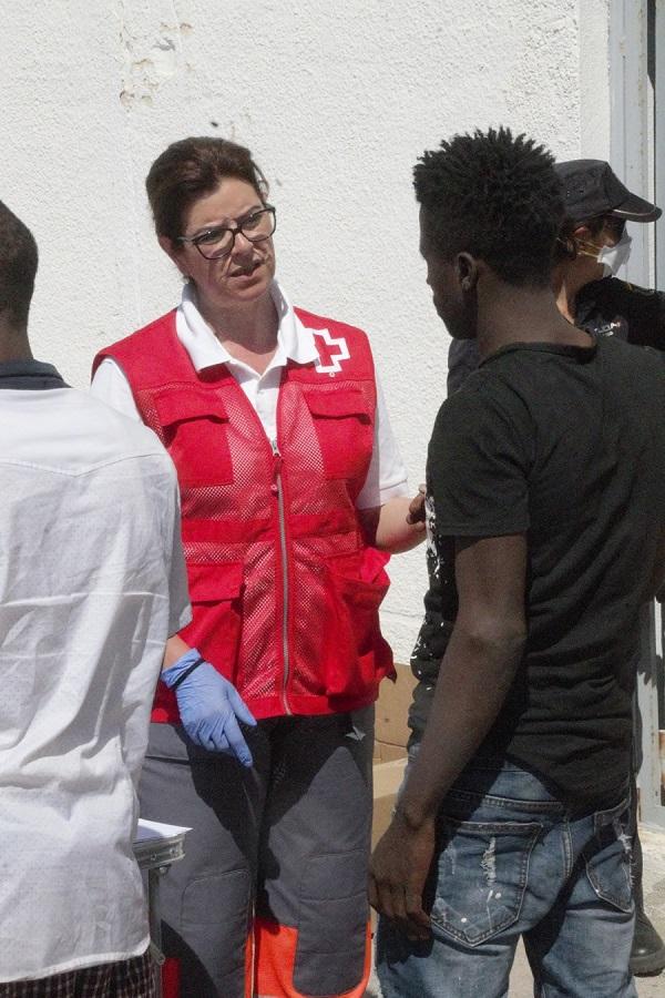 La enfermera motrileña, en una atención a personas rescatadas en Motril. La enfermera motrileña, en una atención a personas rescatadas en Motril.