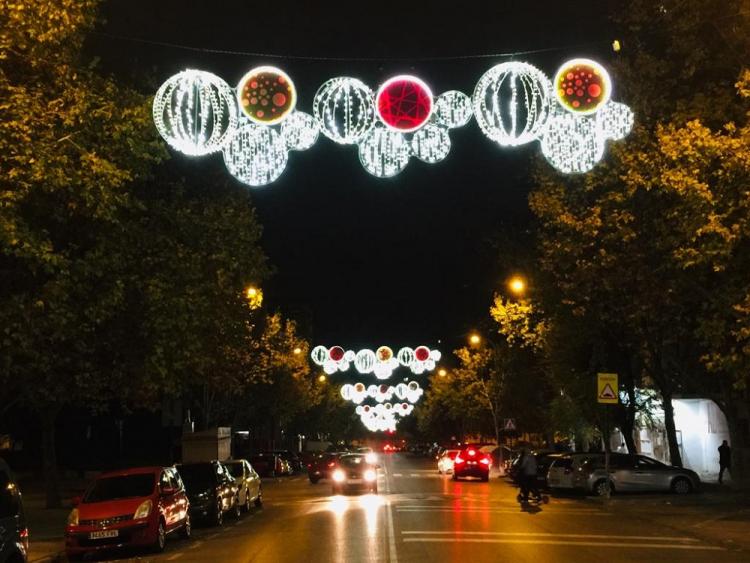 La calle Julio Moreno Dávila, iluminada por Navidad.