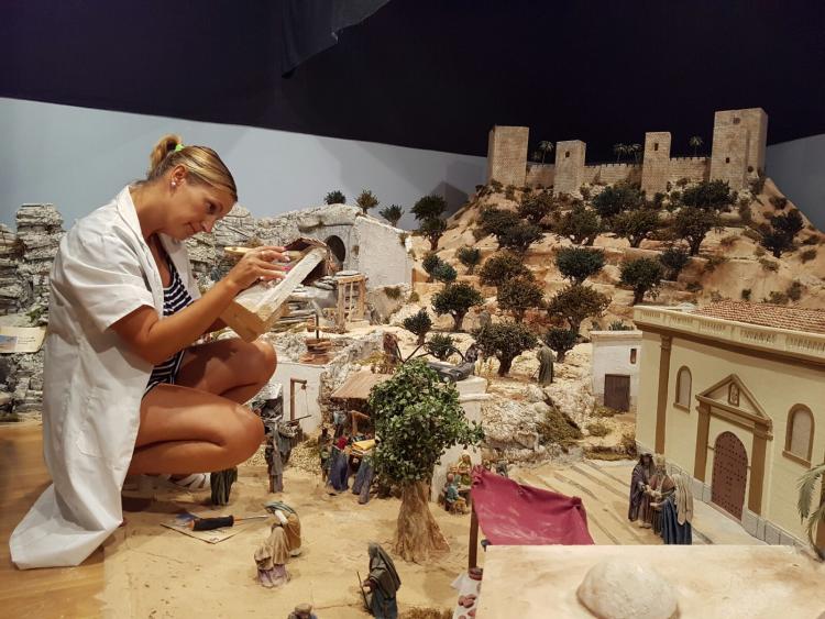 Mayka Gómez ya trabaja en el montaje del monumental belén. Mayka Gómez ya trabaja en el montaje del monumental belén.