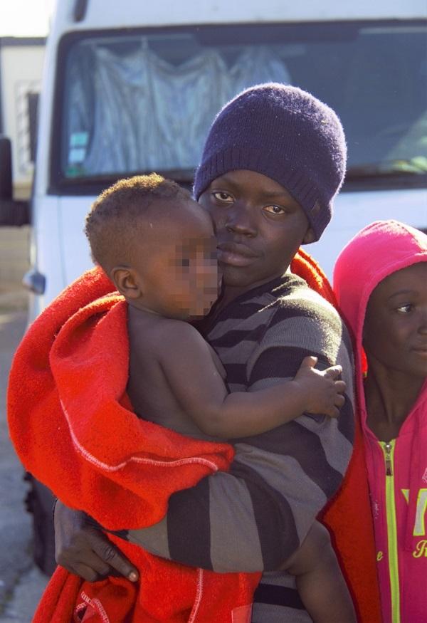 Una mamá con su bebé, a su llegada al Puerto de Motril. 