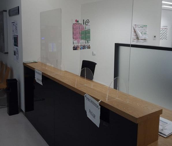 Mamparas puestas en un punto de atención al público Mamparas puestas en un punto de atención al público.