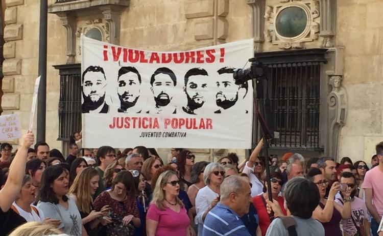 Detalle de la concentración celebrada esta tarde en Granada. 