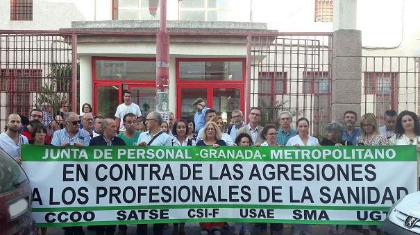 Manfestación frente a la puerta del centro de salud de Pinos Puente. 