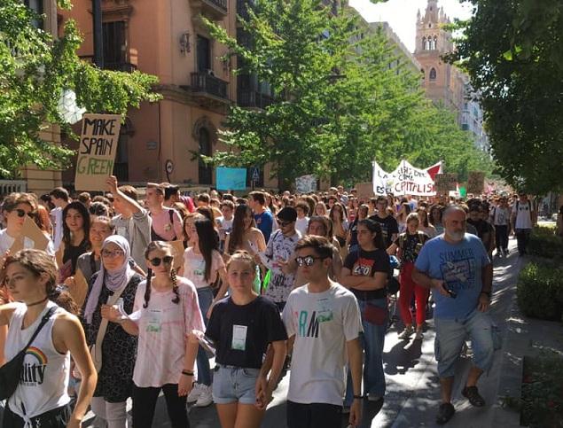 El paso de la manifestación por Gran Vía.