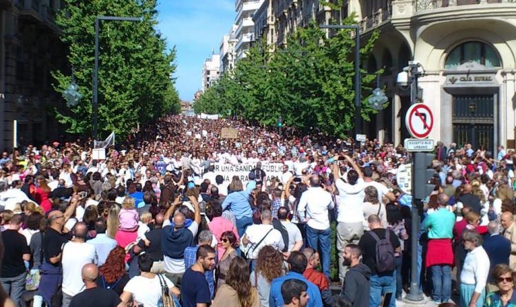 Imagen de la primera manifestación el 16O contra la fusión hospitalaria.