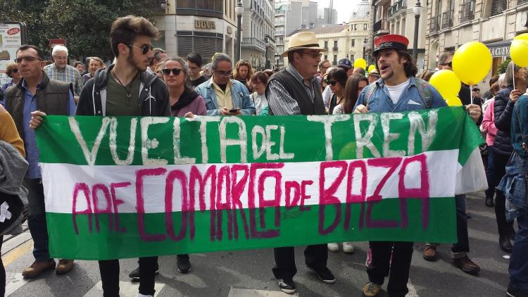 Amigos del Ferrocarril de Baza, en la manifestación.