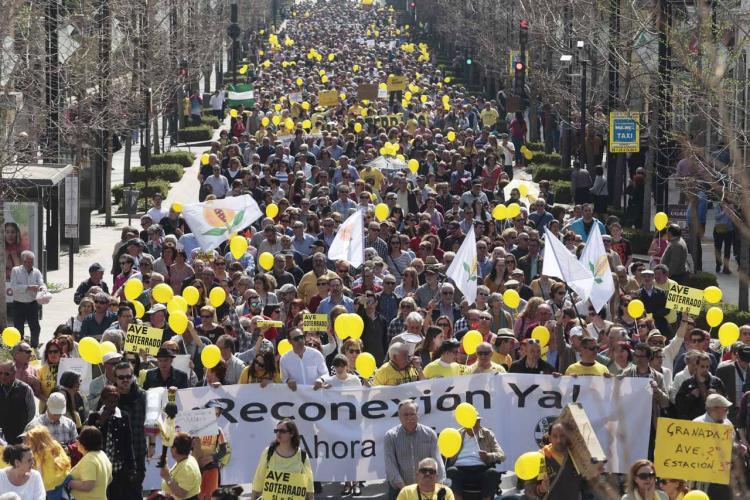 Una de las manifestaciones por el AVE soterrado y contra el aislamiento ferroviario.