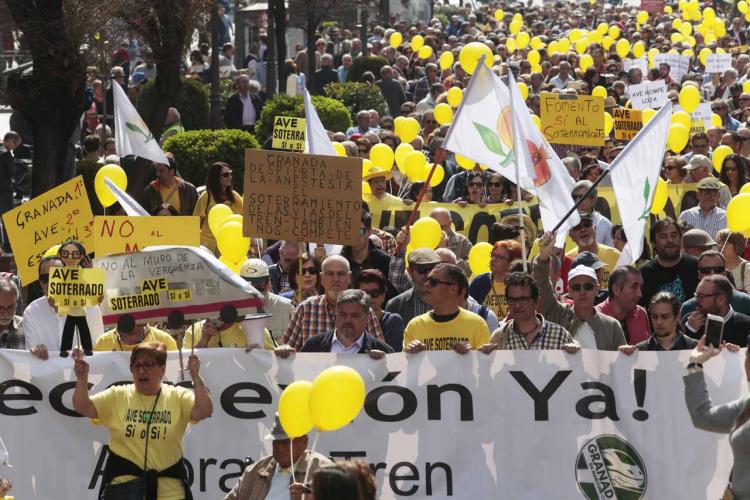 Imagen de una de las manifestaciones para exigir la reconexión y un AVE digno.