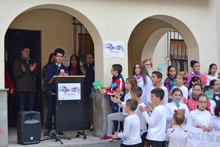 Alumnos y alumnas del IES Clara Campoamor leen el manifiesto.