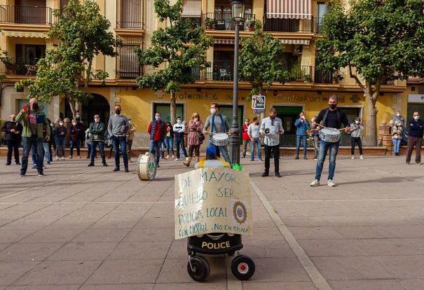 Manifestación, este viernes, a las puertas del Ayuntamiento de Motril para reclamar más medidas de protección para la Policía Local.