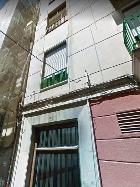 El bebé cayó desde una ventana de un segundo piso. El bebé cayó desde una ventana de un segundo piso.