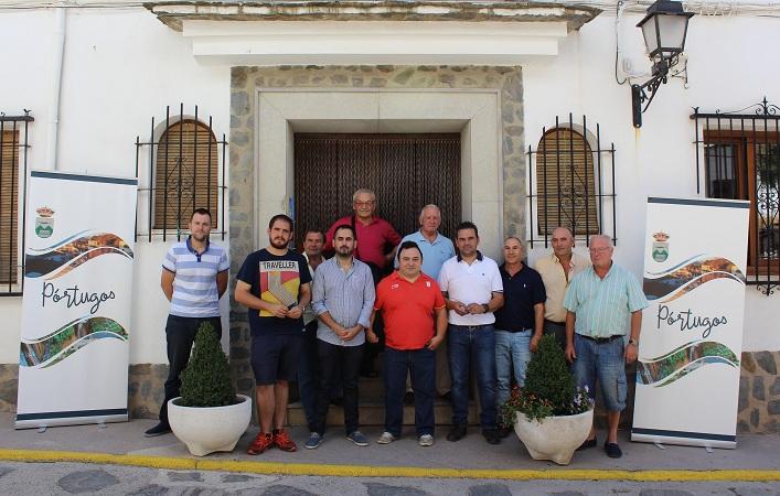 Manolo Martín, en el centro, de rojo, en el acto de despedida.