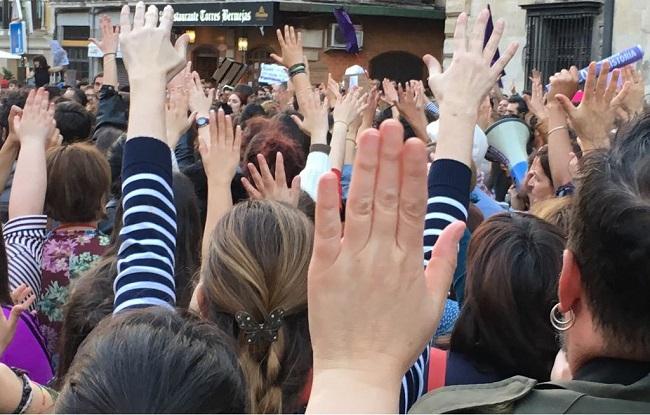 Detalle de la multitudinaria concentración de este jueves contra la sentencia de La Manada.