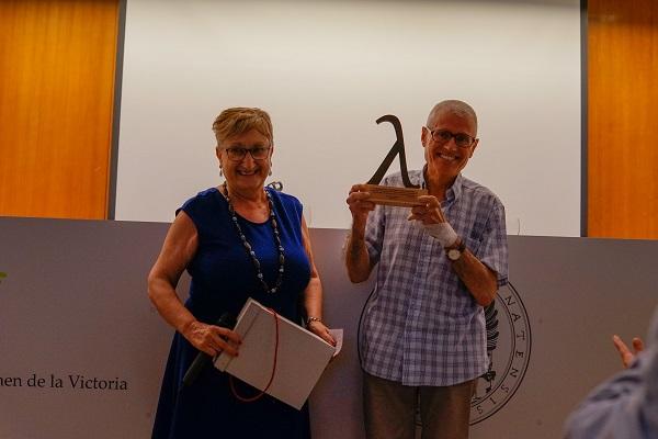 Manuel Navarro recibe una escultura que representa una lambda, símbolo del laicismo y la libertad de conciencia.