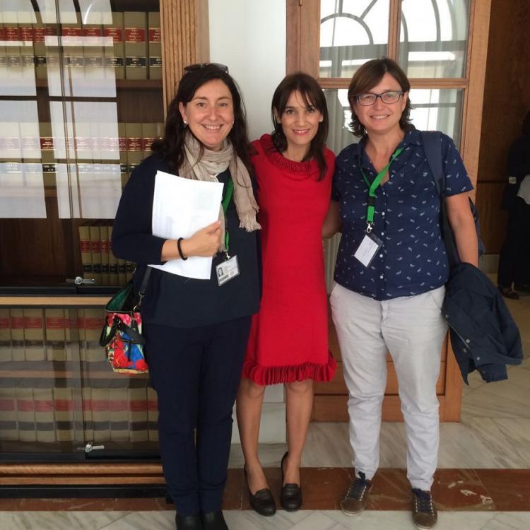 Olga Manzano con representantes de la asociación de madres solteras por elección.