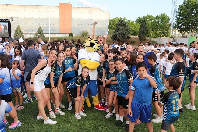 Participantes en el evento con la mascota Kino.