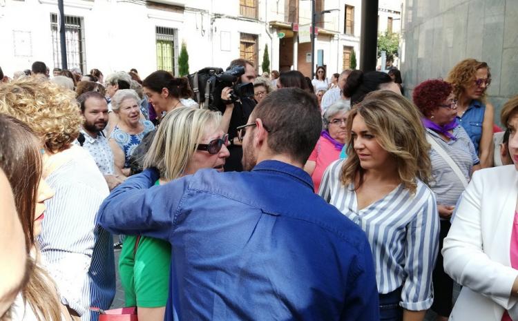 Dolor y rabia en la concentración en silencio a las puertas del Ayuntamiento de Maracena.