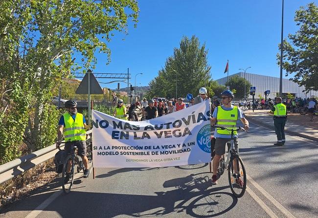 Salida de la marcha en bici desde el Parque Tico Medina, en Granada. 