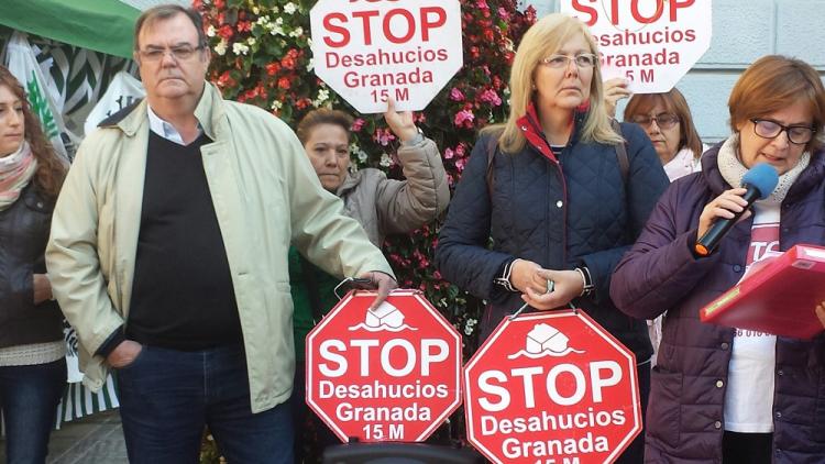 María José y Fernando, durante la lectura del comunicado de Stop Desahucios Granada 15M.