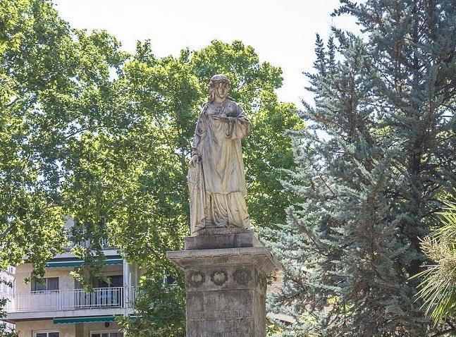 Detalle del monumento a Mariana Pineda, en la plaza que lleva su nombre