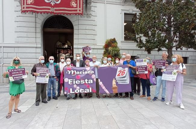 Representantes de Granada Abierta y Granada Laica con el concejal Antonio Cambril, de Unidas Podemos- Independientes, en la Plaza del Carmen.