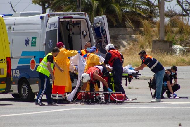 Momento en el que los sanitarios atienden, a su llegada a Motril, al marinero. Momento en el que los sanitarios atienden, a su llegada a Motril, al marinero.