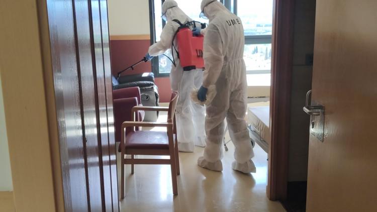 Militares de la UME en labores de desinfección de la residencia Domus de Granada.