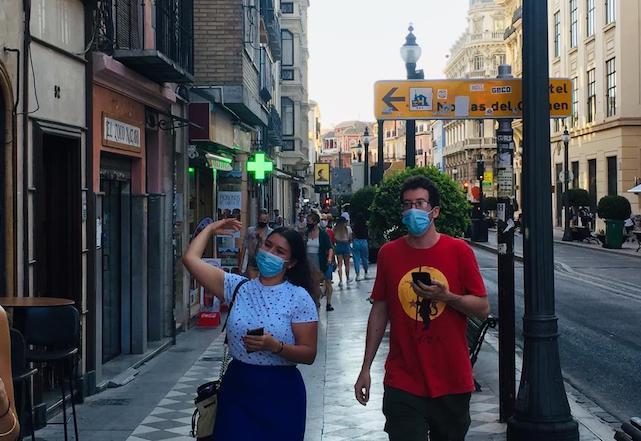 Una pareja pasea cerca de Plaza Nueva Una pareja pasea cerca de Plaza Nueva