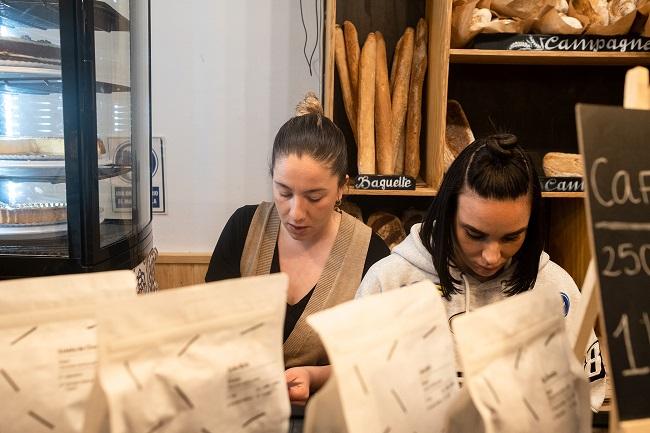 Dos empleadas de una cafetería, ya sin mascarillas.