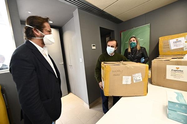 La consejera ha asistido en Granada al reparto del material. La consejera ha asistido en Granada al reparto del material.