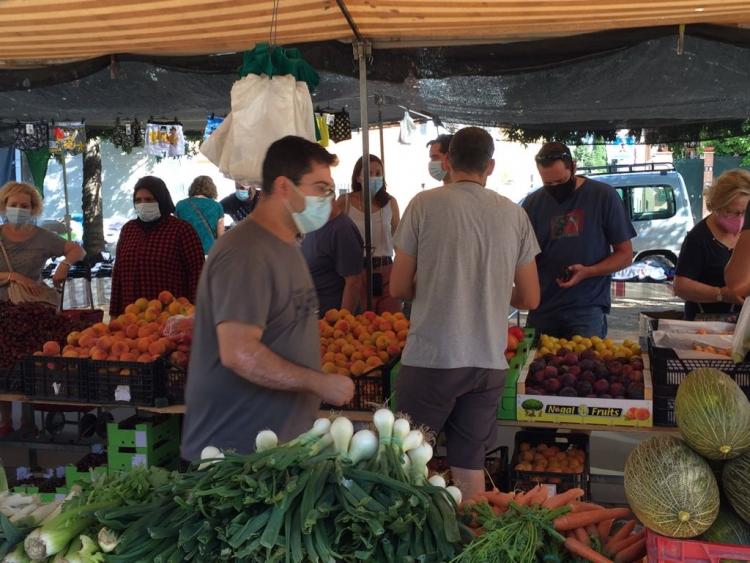 Imagen del mercadillo del Zaidín, donde vendedores y clientes llevaban la mascarilla. 