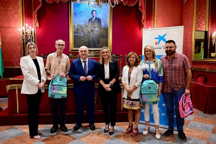 Firma del convenio para la entrega de material escolar.