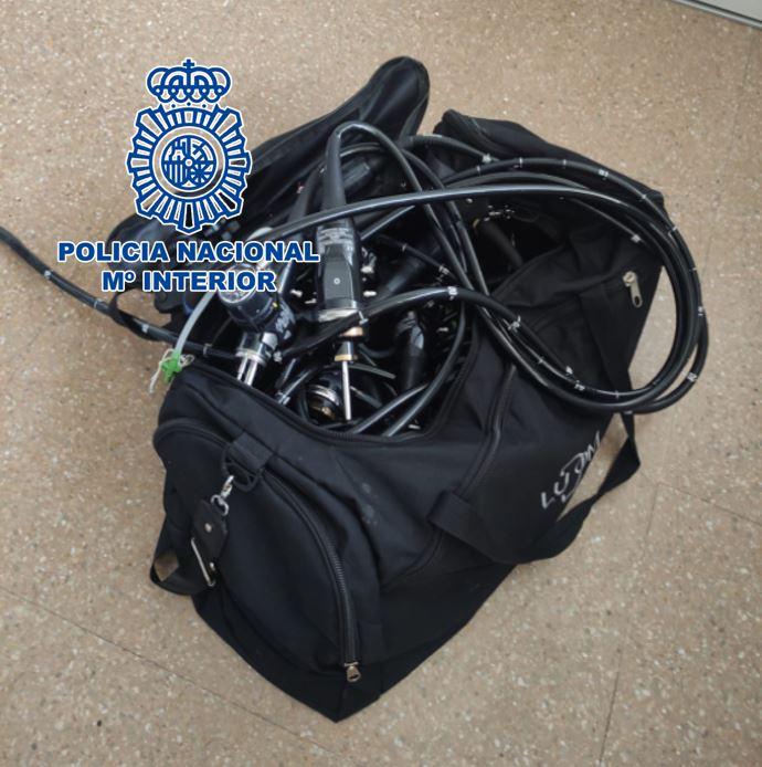 Uno de los bolsos con material médico robado.