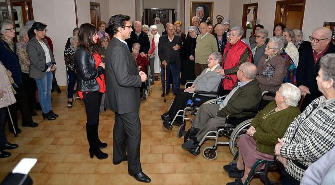 Visita del alcalde a las Hermanitas de los Pobres. 