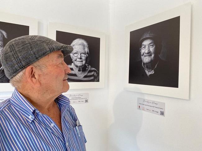 Uno de los participantes en el proyecto contempla su retrato.
