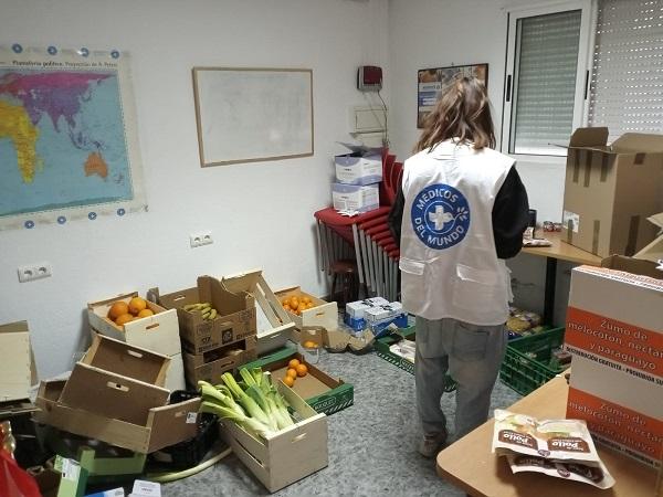Activistas de Médicos del Mundo organizando la comida que reparten entre las familias.