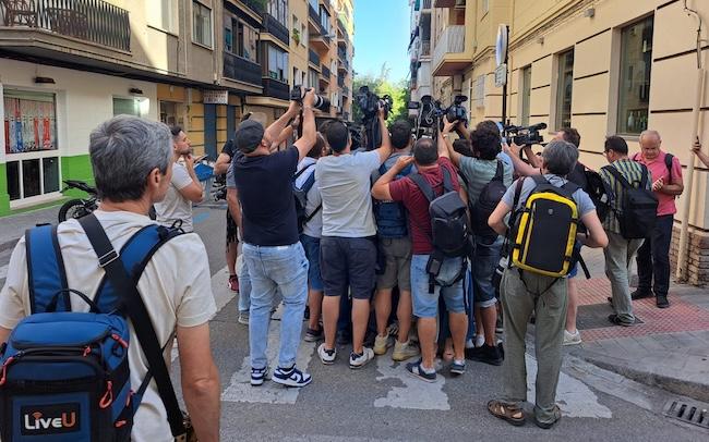 Cámaras, gráficos y periodistas, a las puertas del puneto de encuentro familiar el pasado martes.